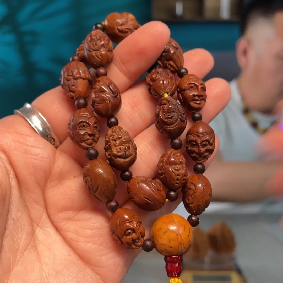 龙纹桃核十八罗汉作品
