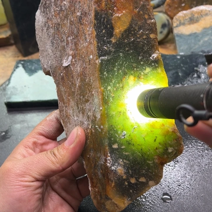 未镶嵌蛇纹石玉珠宝奇石