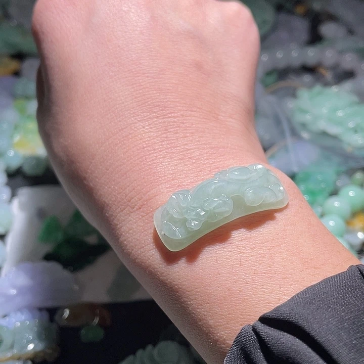 颈饰未镶嵌翡翠