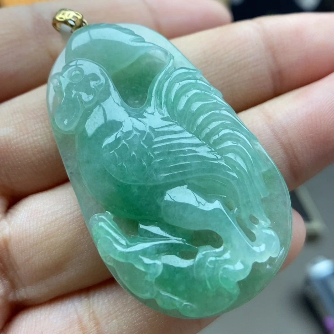 翡翠18K金镶嵌颈饰吊坠