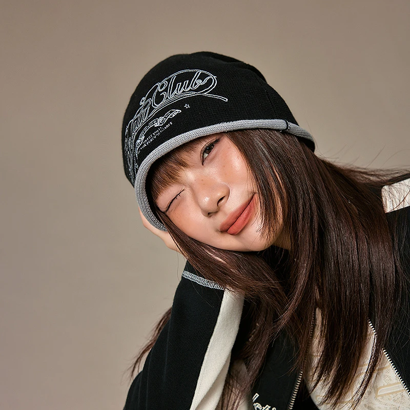CHUU冬季女装字母刺绣风辣妹个性时尚穿搭翻领撞色百搭帽子