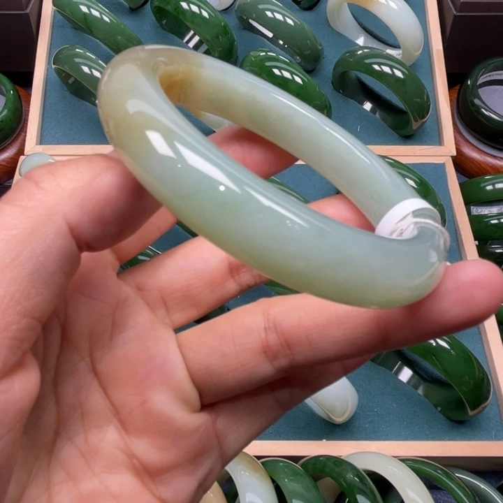 和田玉未镶嵌手镯