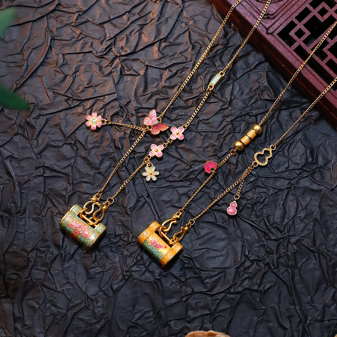 769/克古法金黄金珐琅彩如意锁包 蝴蝶花朵足金套链项链