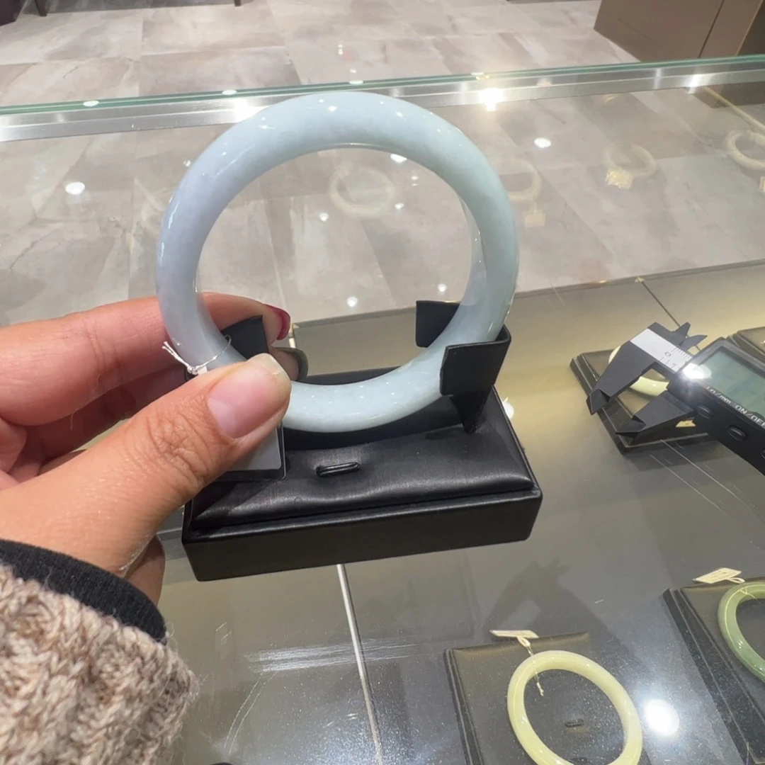 翡翠手镯未镶嵌蓝底