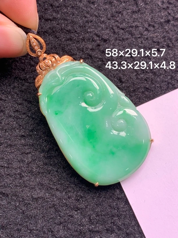 18K金镶嵌天然缅甸翡翠阳绿如意吊坠