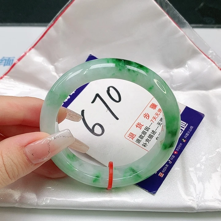 翡翠手镯未镶嵌翡翠手镯