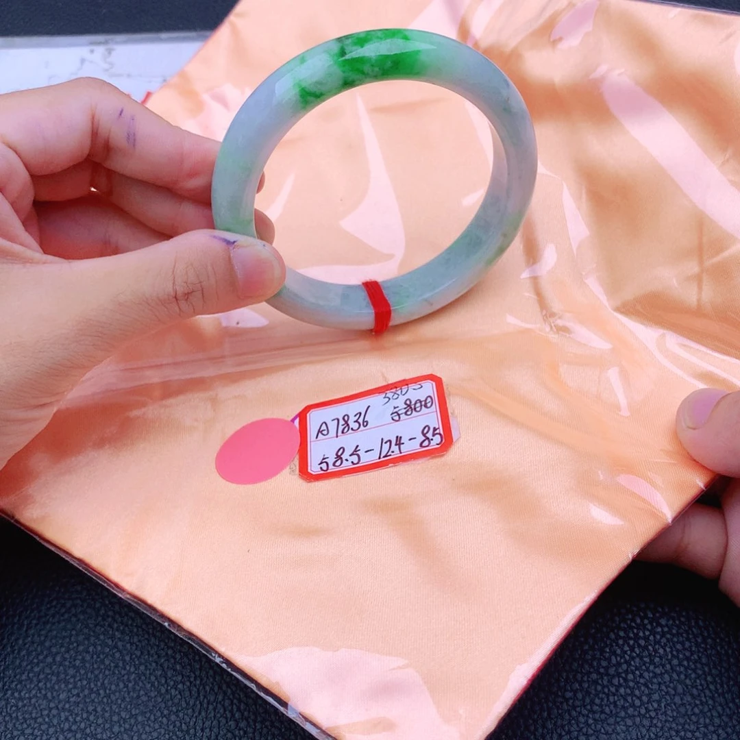 翡翠手镯未镶嵌我