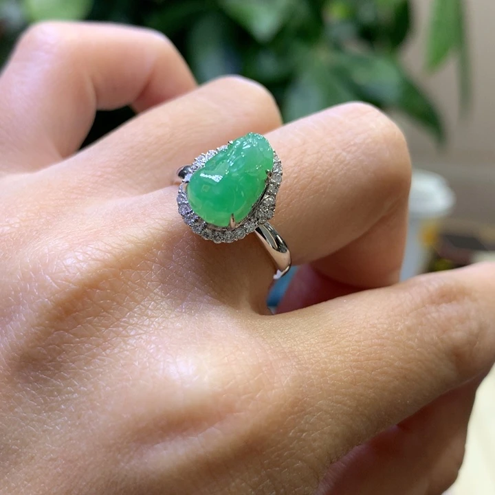 翡翠颈饰18K金镶嵌翡翠