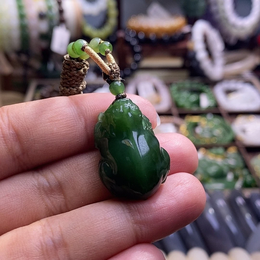 颈饰未镶嵌和田玉收藏级碧玉老矿料高冰菠菜绿貔貅吊坠
