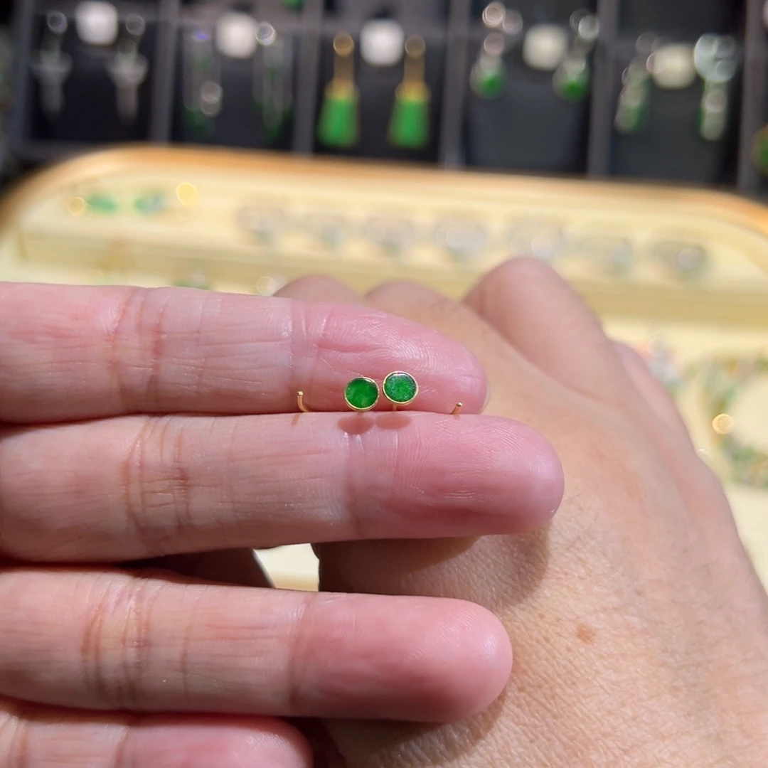 颈饰18K金镶嵌翡翠耳钉