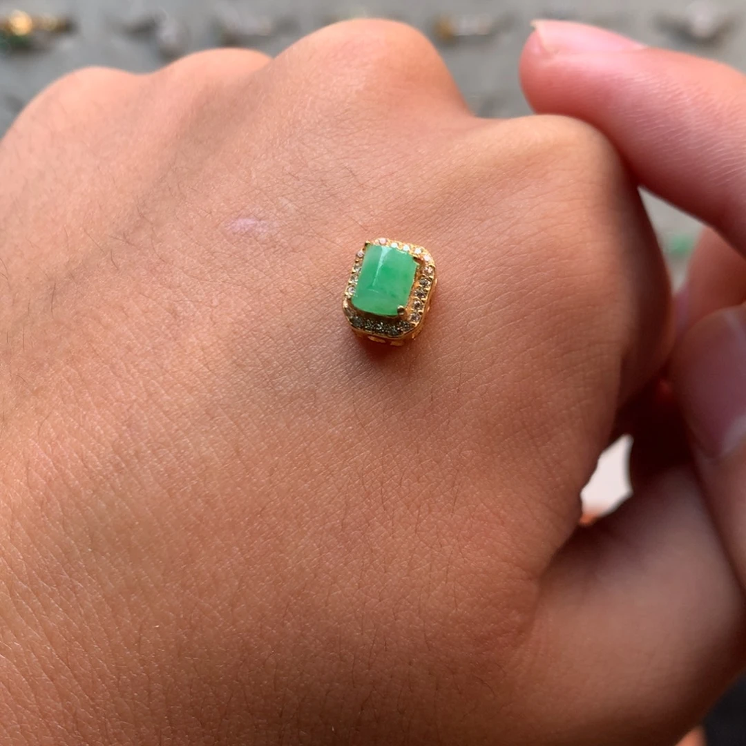 翡翠未镶嵌挂件你是