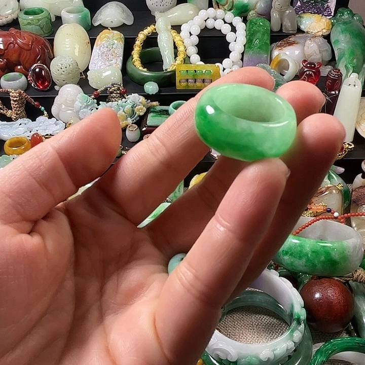 翡翠未镶嵌颈饰翡翠未镶嵌颈饰