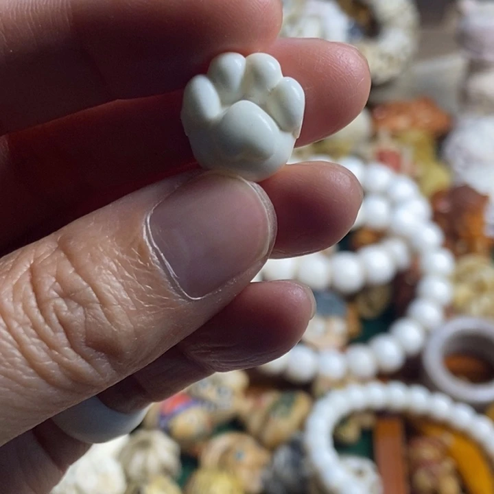 配饰鹿角雕刻猫爪子