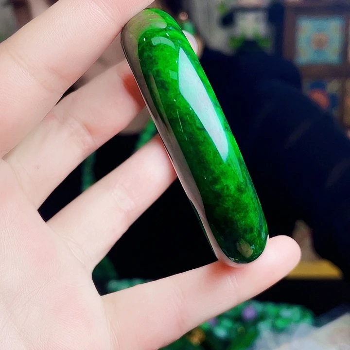 翡翠未镶嵌颈饰多样性