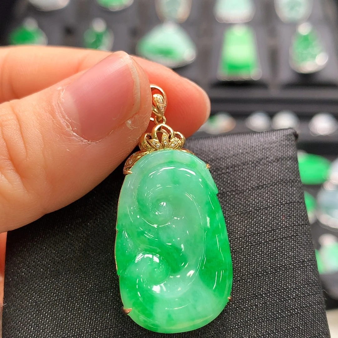 翡翠18K金镶嵌颈饰如意