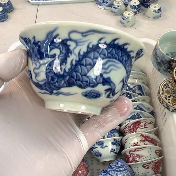 瓷片白青花铠甲龙压手杯主人杯全品