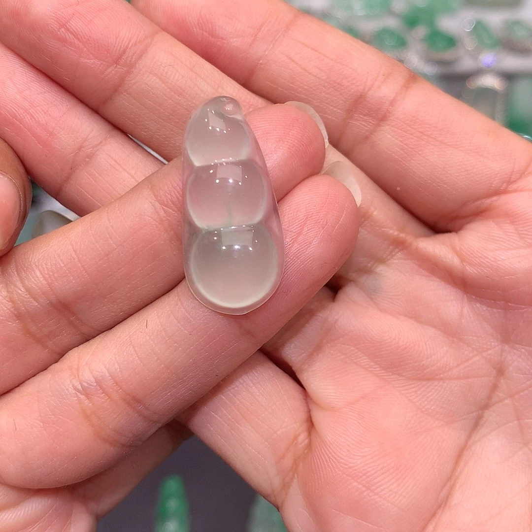 颈饰未镶嵌石英质玉（非洲翠）何**为