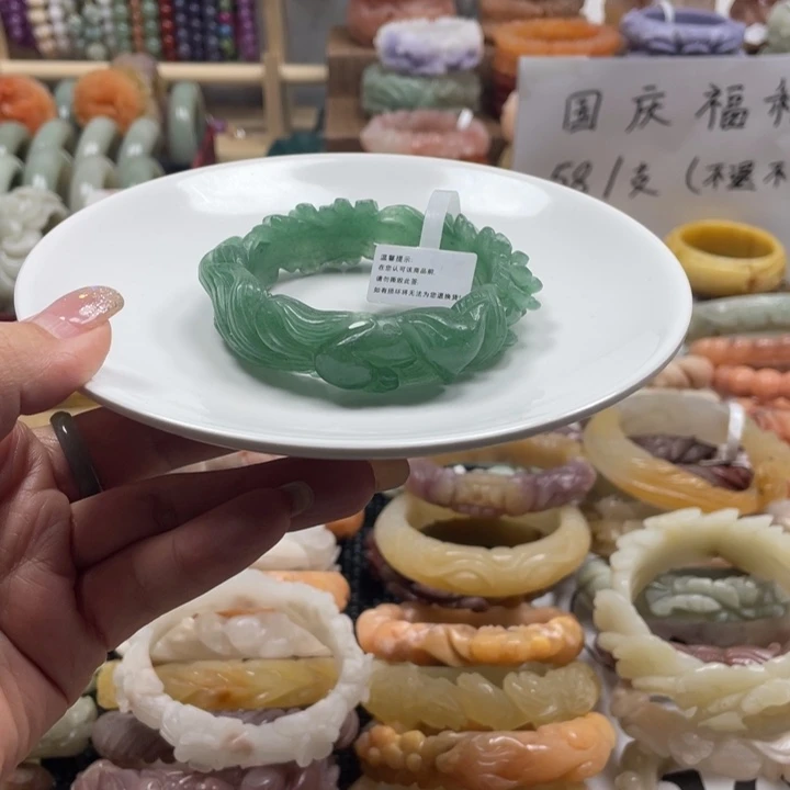 清***衣未镶嵌手镯石英质玉