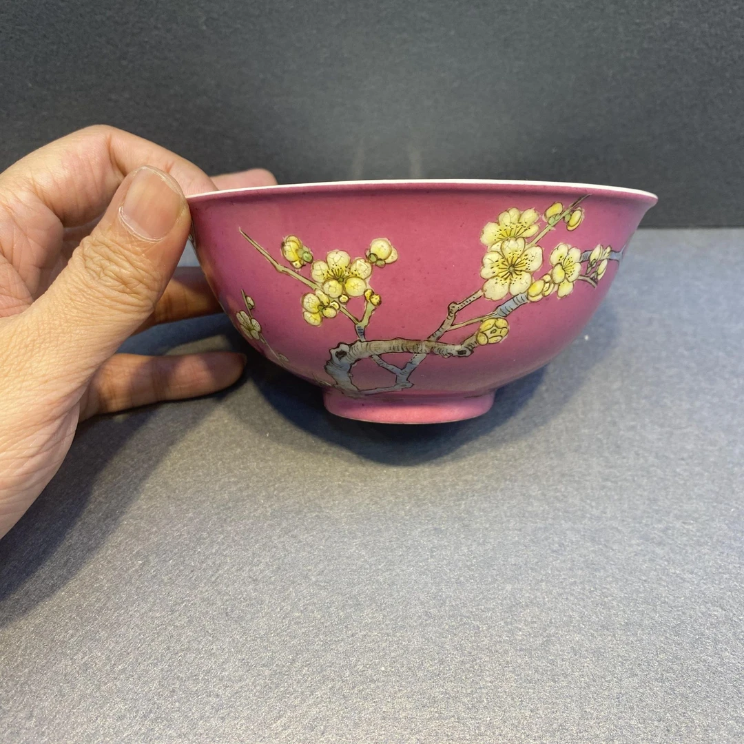 胭脂红地珐琅彩花卉纹碗品相全品