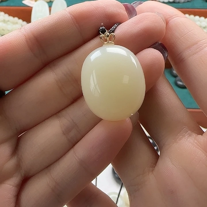 和田玉（糖玉）18K金镶嵌颈饰