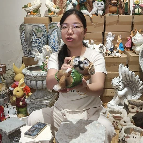 合成树脂树脂太阳能狗狗摆件一个