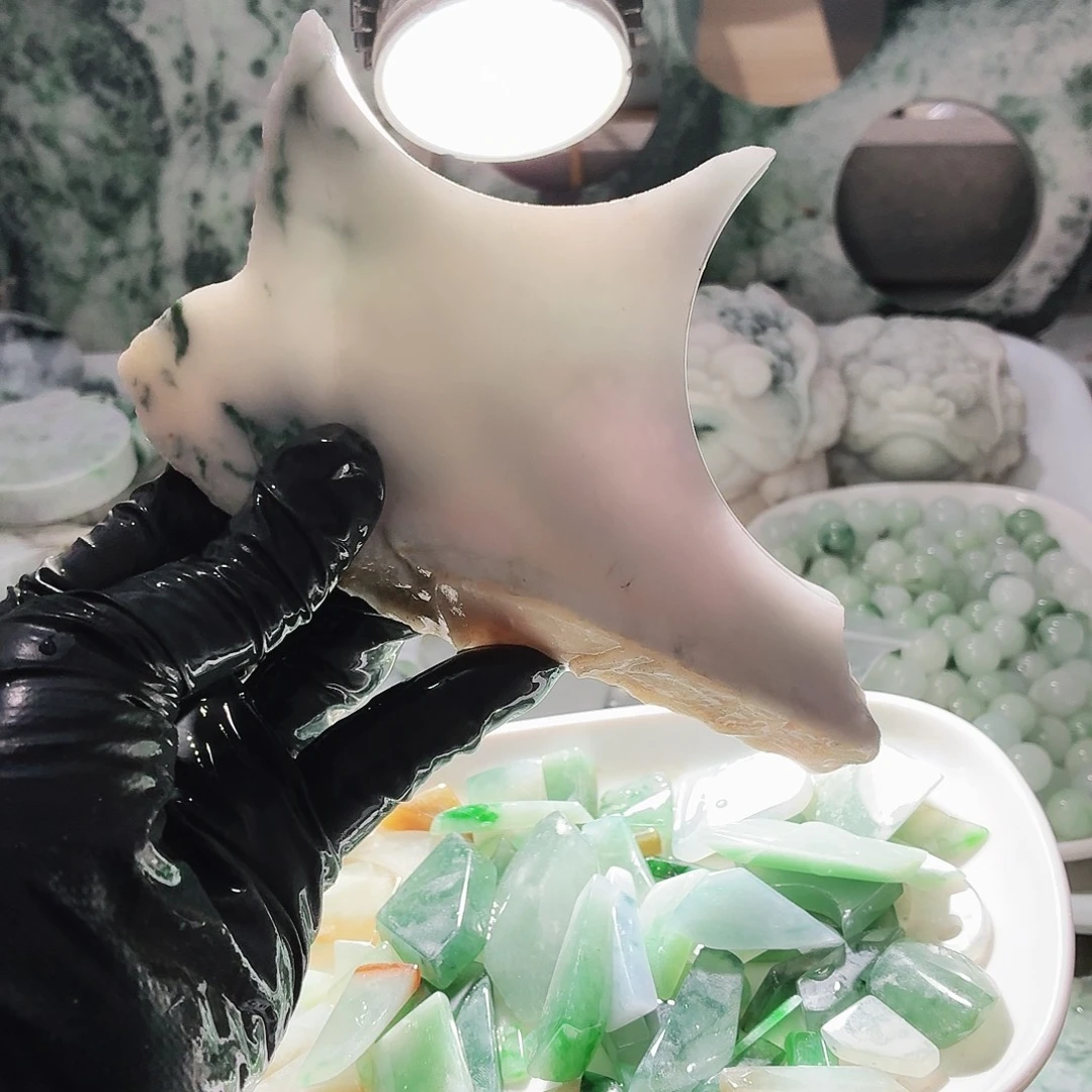 翡翠未镶嵌颈饰边角料