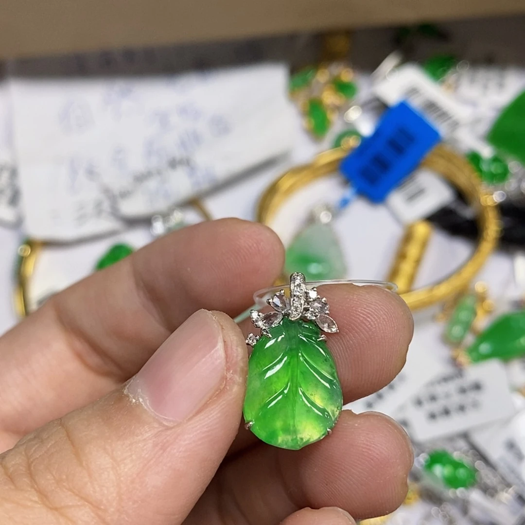 【闪购商品】18K金镶嵌戒指翡翠哎****娘吊坠