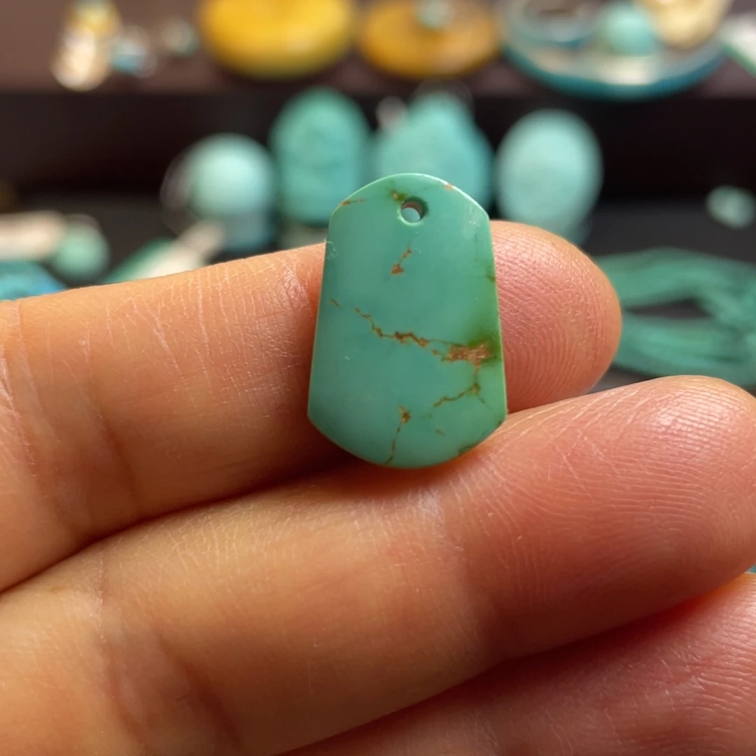 绿松石未镶嵌颈饰