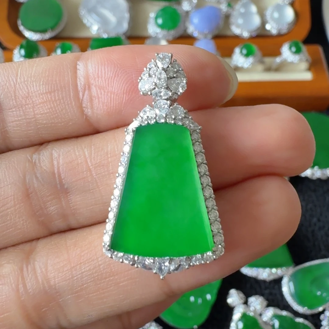 翡翠18K金镶嵌颈饰吊坠