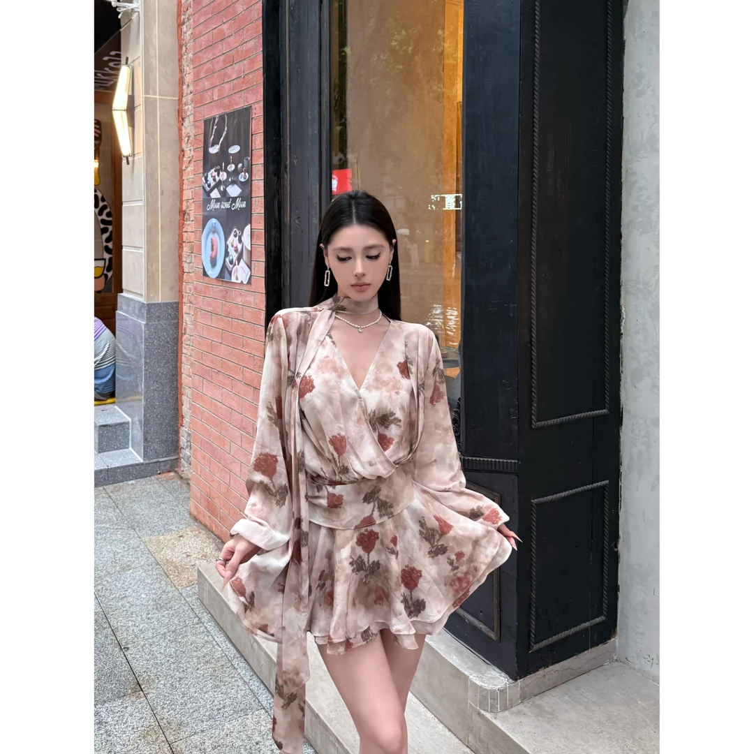 法式复古碎花长袖连衣裙女秋季V领温柔度假风收腰显瘦气质短裙