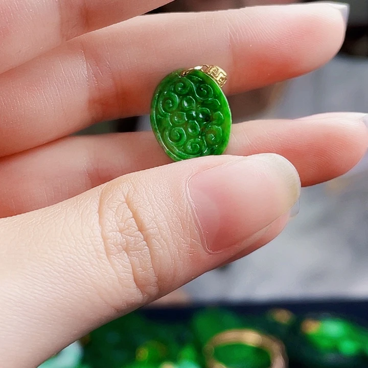 翡翠18K金镶嵌颈饰多样性