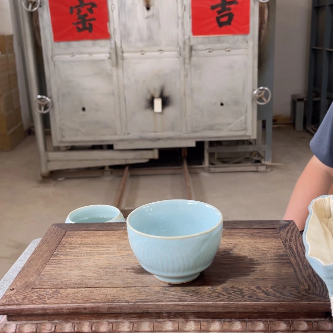 瓷片天青雕刻莲花杯