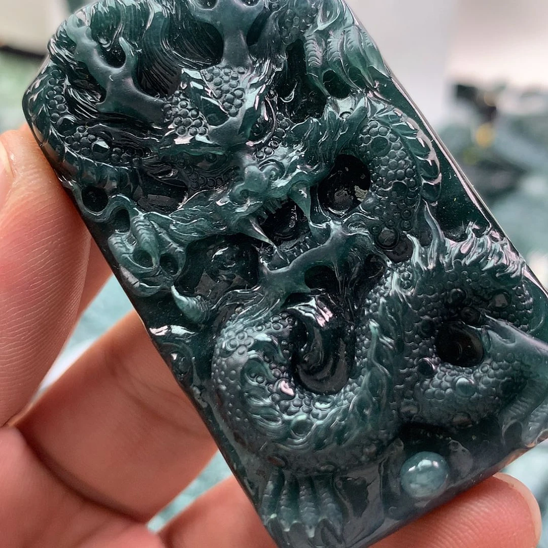 翡翠未镶嵌颈饰龙牌