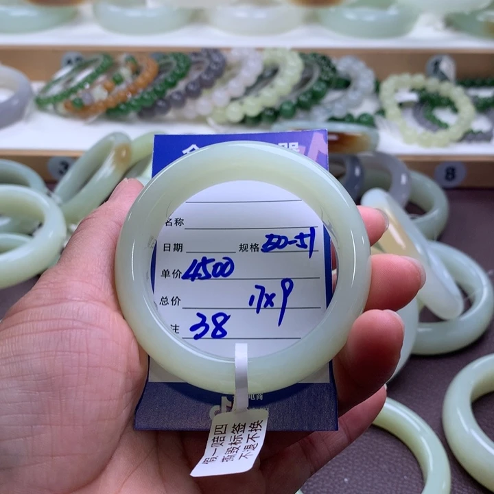 芊****和田玉未镶嵌手镯