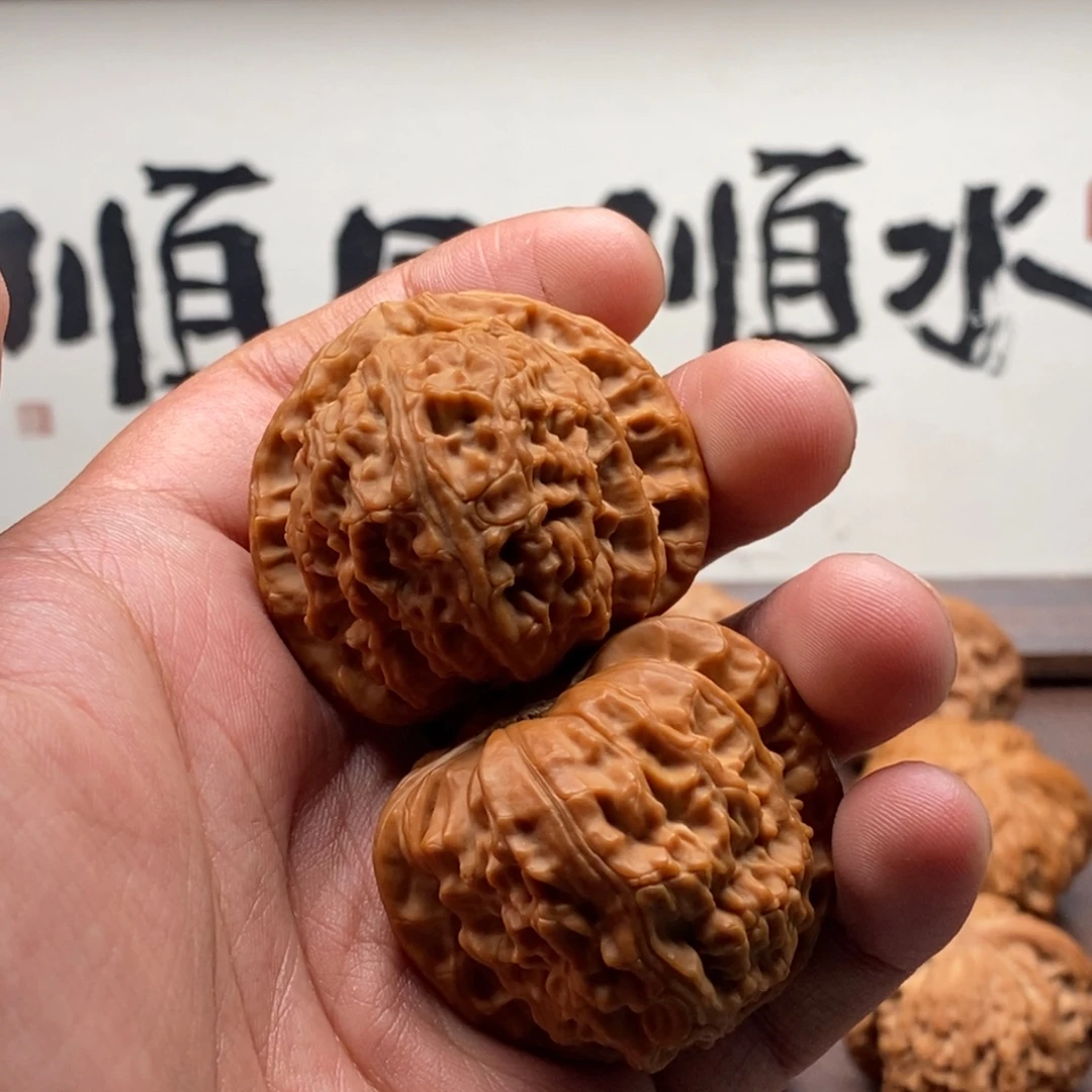 文玩核桃吊坠全品球体三角桩白狮子41（43g