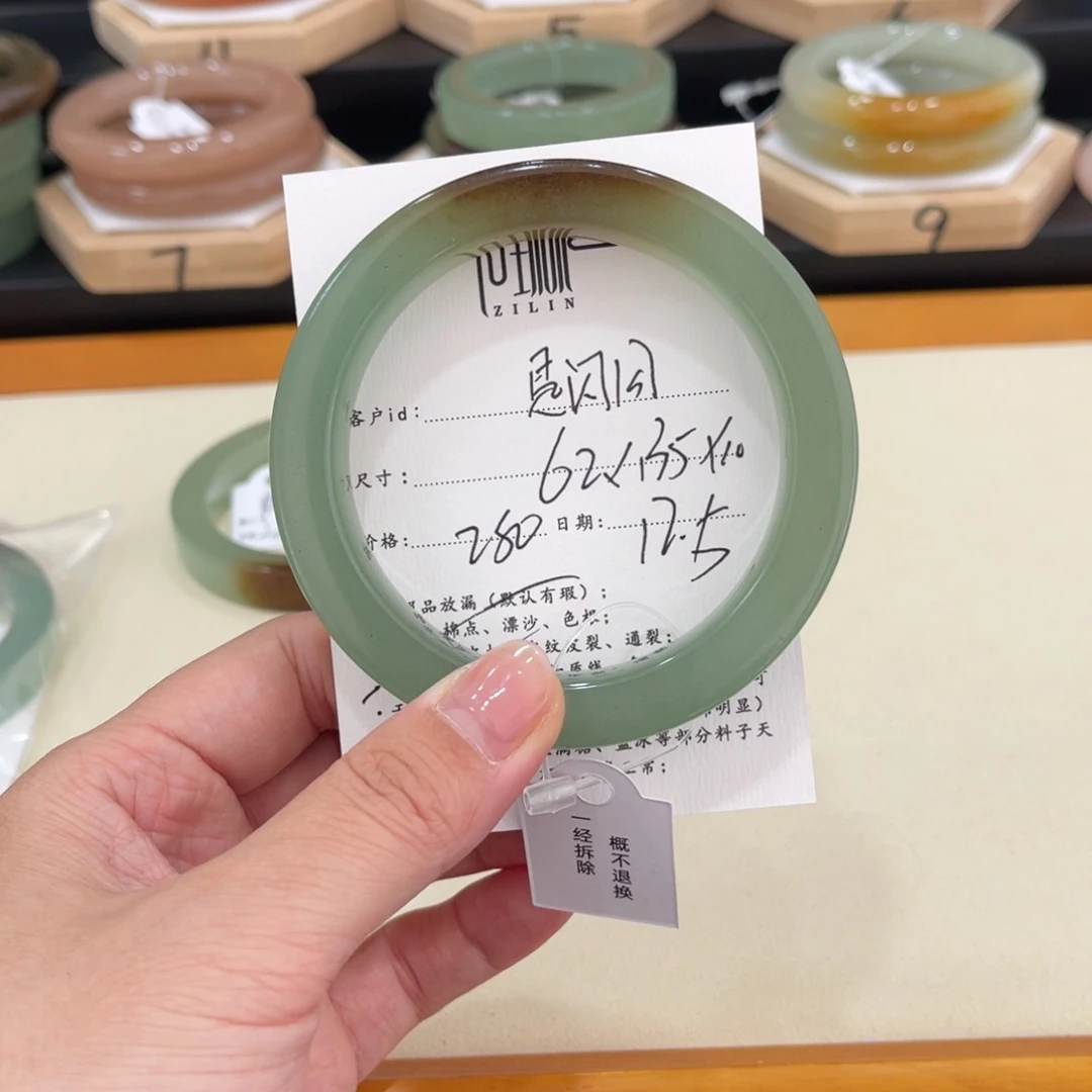 未镶嵌手镯石英质玉是**呀