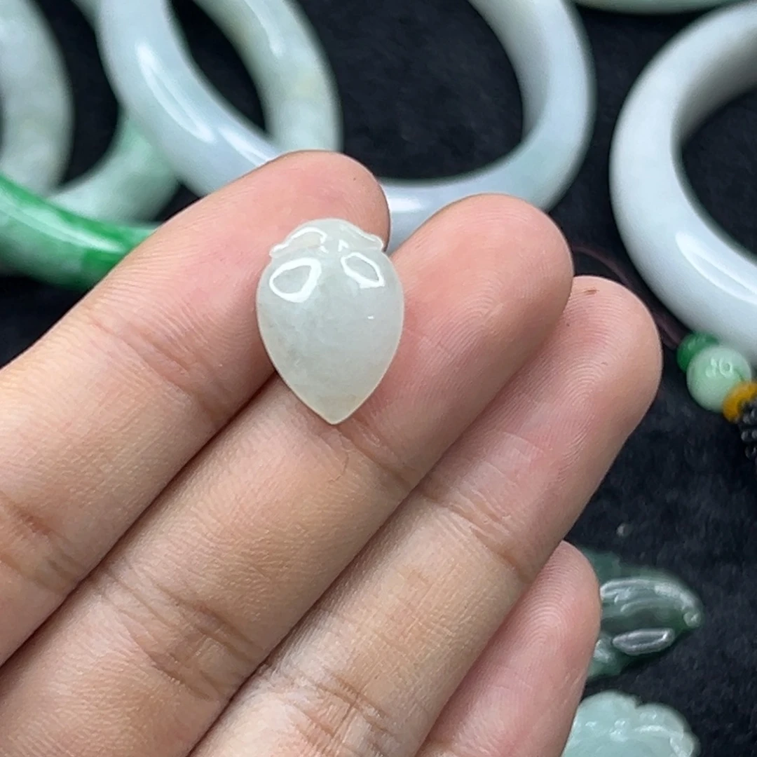 翡翠未镶嵌颈饰桃子