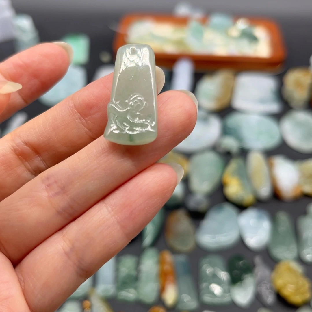 翡翠未镶嵌颈饰梅花