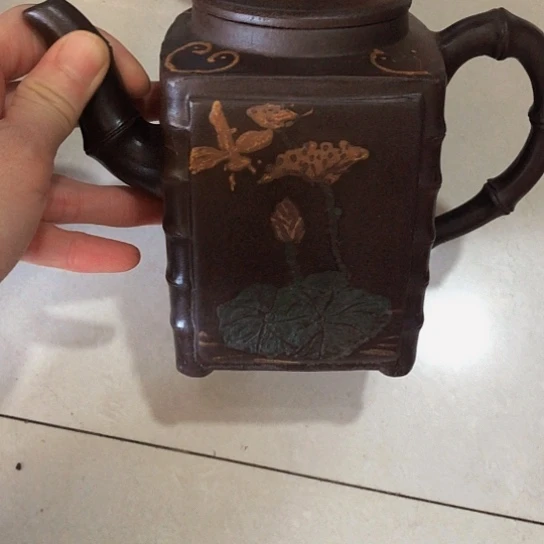 茶壶紫砂原矿泥料手工制作的一把紫砂壶。