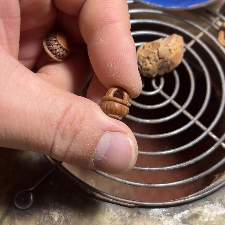 手工雕刻桃核雕刻