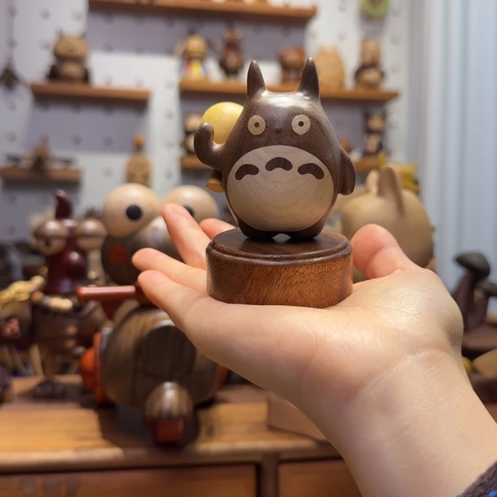 木黑胡桃龙猫摆件