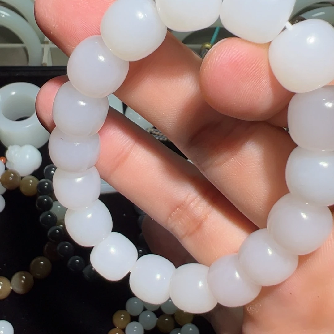 亦****颈饰未镶嵌和田玉