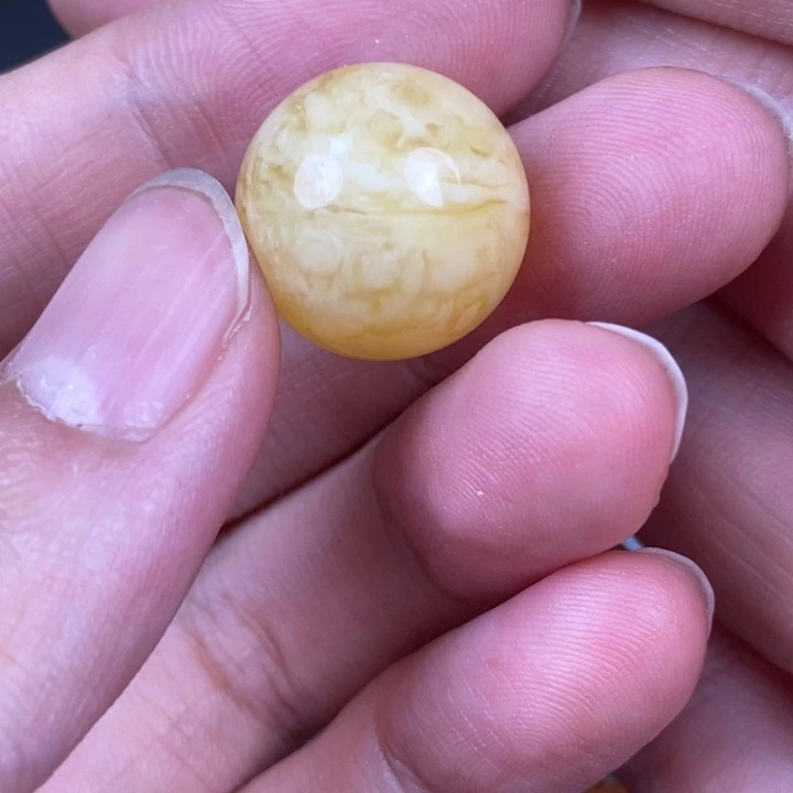 未镶嵌琥珀裸石微瑕67