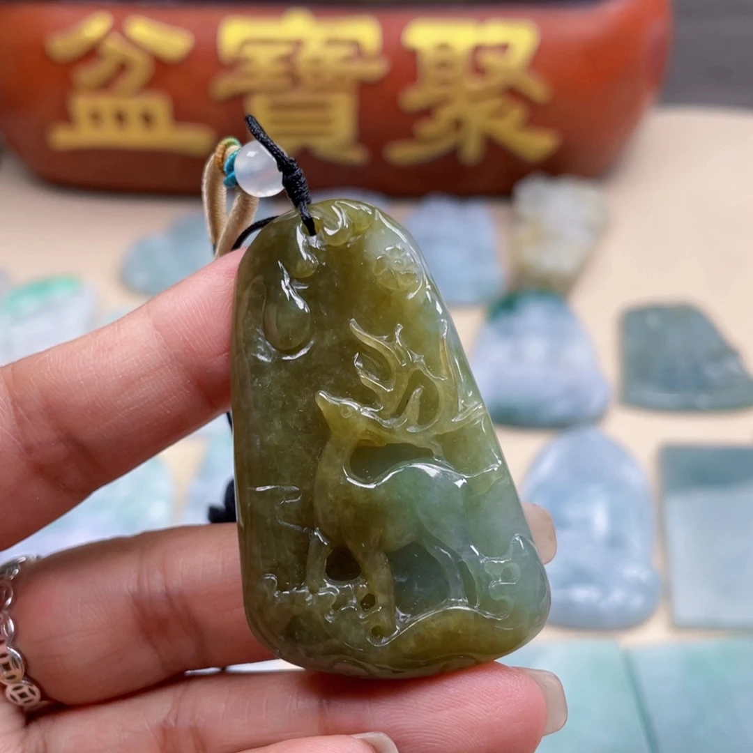 翡翠未镶嵌颈饰鹿鹿
