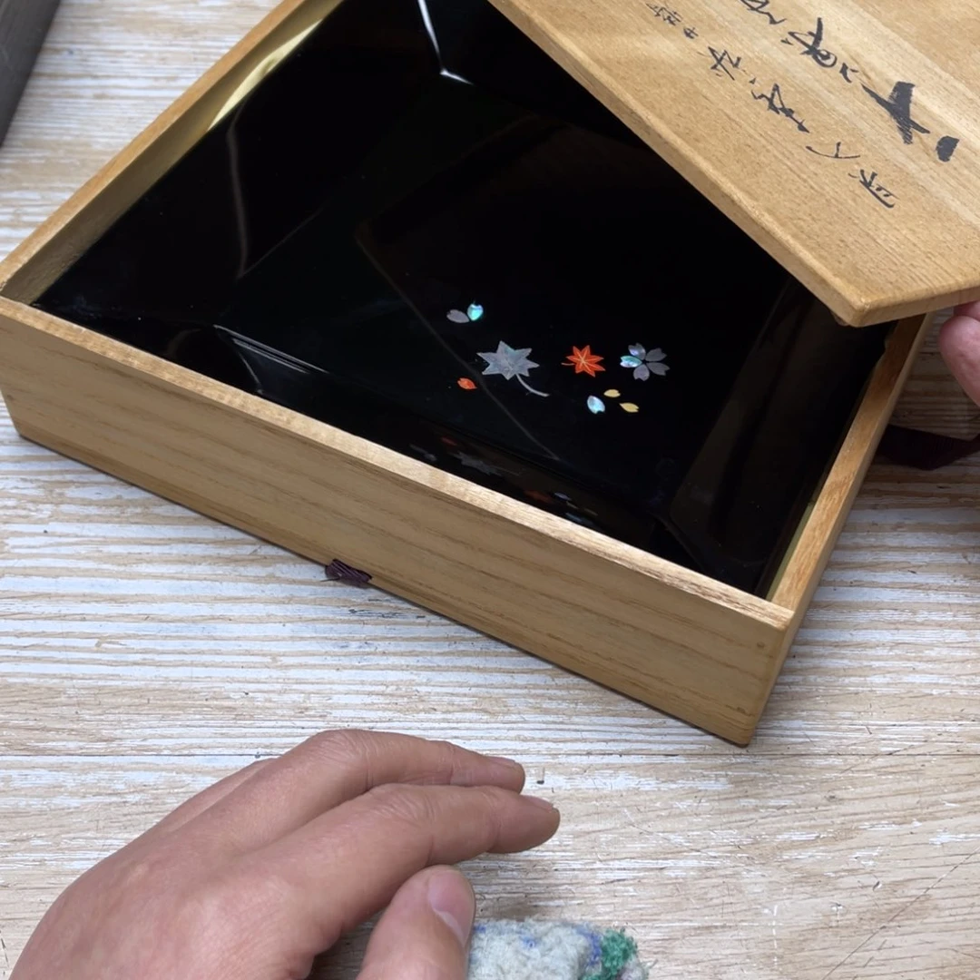 瓷片j****e密密麻麻地排列着一个