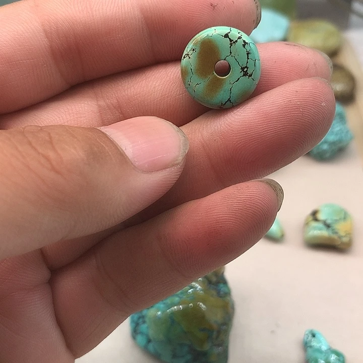 绿松石未镶嵌颈饰