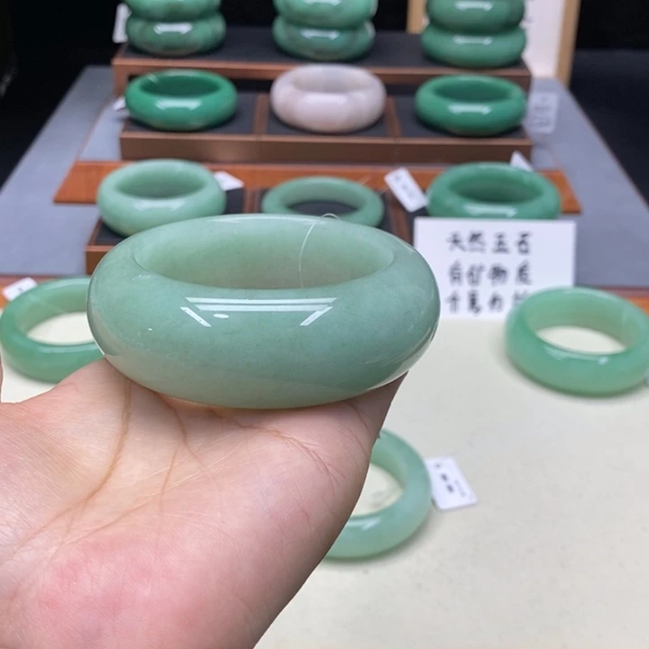 A***&石英质玉未镶嵌手镯
