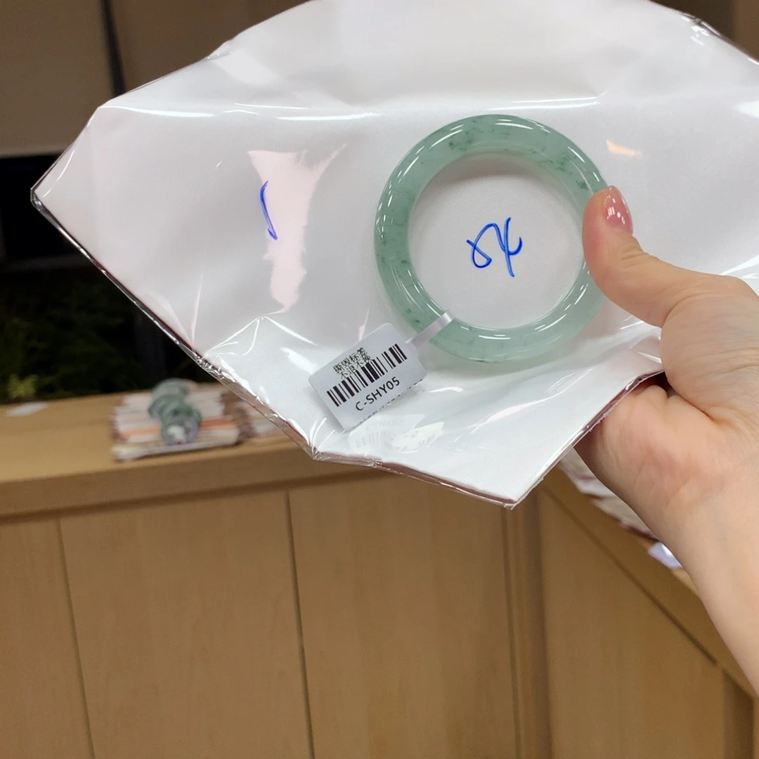 翡翠手镯未镶嵌不退不换