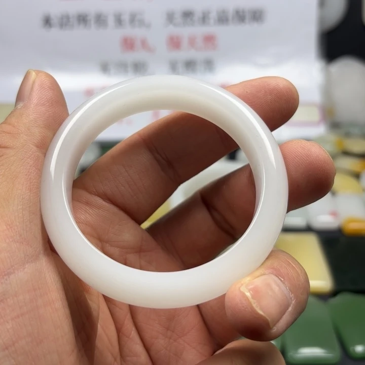 现***力石英质玉（金丝玉）未镶嵌颈饰