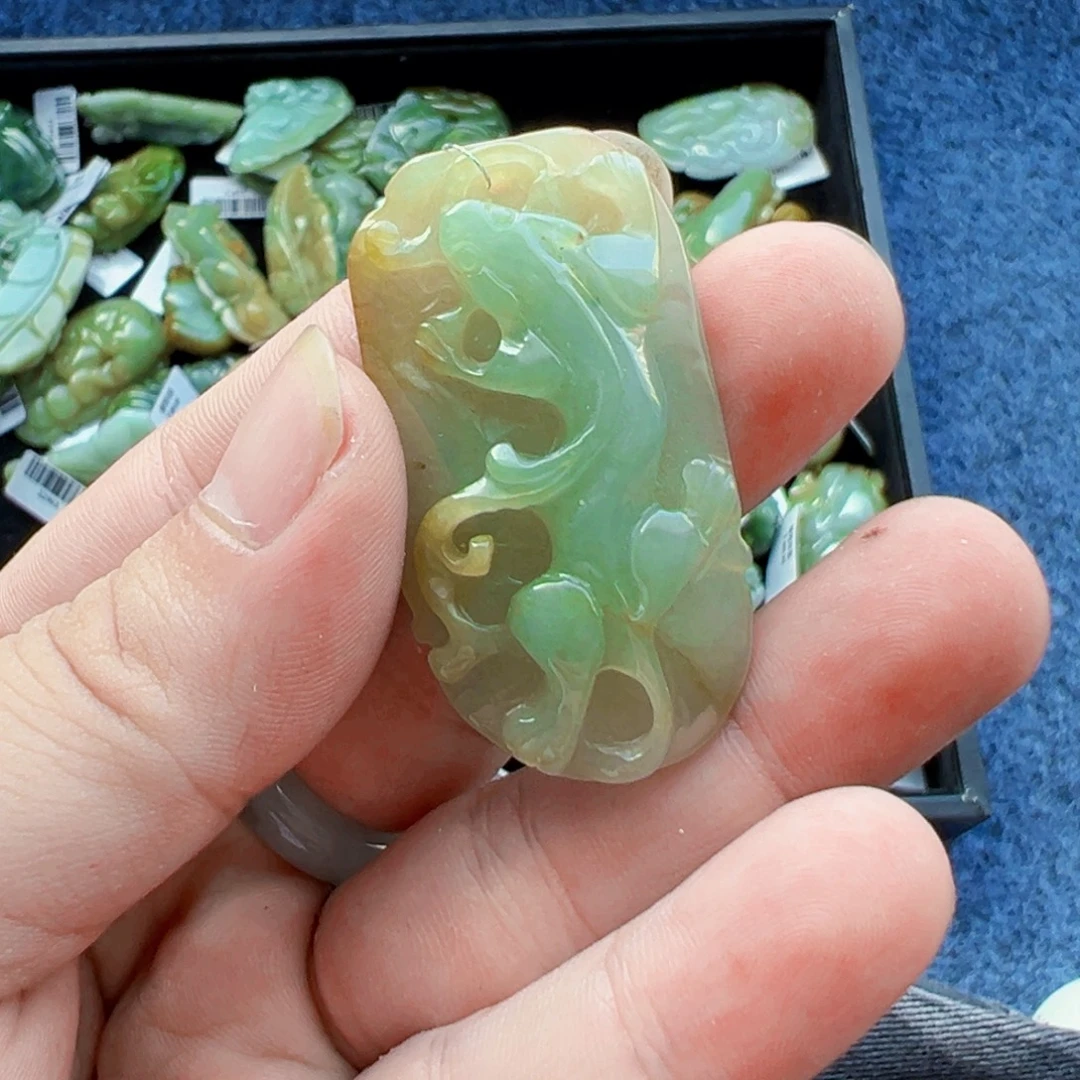 翡翠未镶嵌颈饰挂件